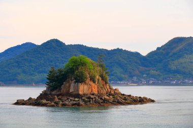 Deniz ve dağların manzarası