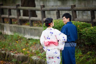 Yaz parkında geleneksel kimono giyen genç Japon çift. 