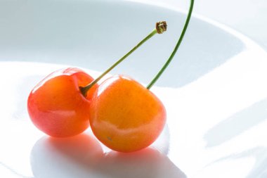 beyaz zemin üzerine kırmızı taze kiraz 