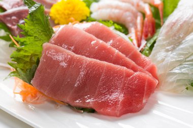 Salata yapraklı ton balığı sashimi.