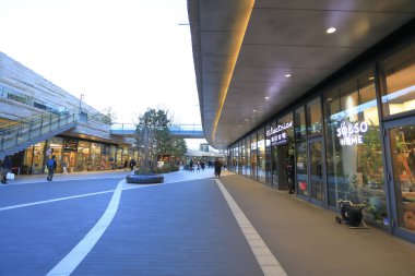 Modern alışveriş merkezinin içi. 