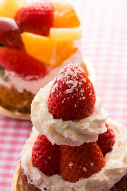 Kremalı çilek, tatlı.