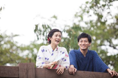 Genç Japon çift yaz parkında geleneksel kimono giyiyor.