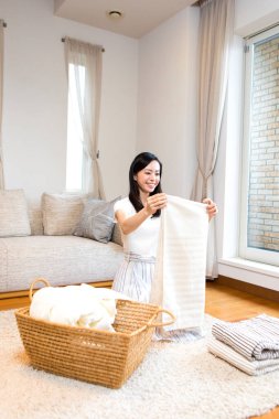 Güzel genç bayan evde çamaşır yıkıyor. 