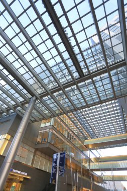 Modern alışveriş merkezinin içi. 