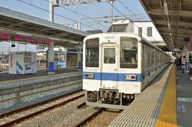 Tren istasyonu arkaplan görünümünde tren 