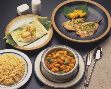 Pirinç ve sebzeler dahil çeşitli yemekler.