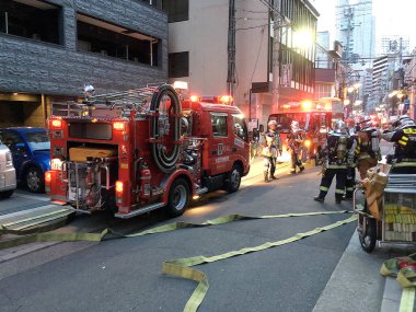 İtfaiyeciler, Japonya 'daki yangını söndürüyor.