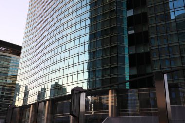 Yüksek binalar ve mavi gökyüzü - Tokyo, Japonya