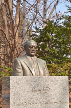 Parktaki tarihi taş heykel manzarası