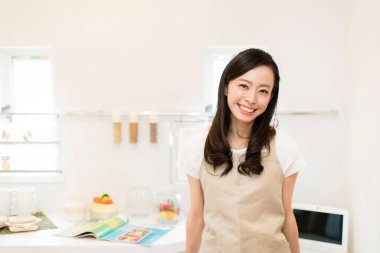 Evdeki güzel Asyalı kadının portresi.