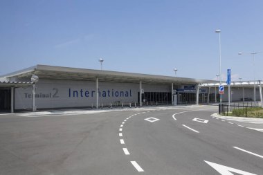 Açık mavi gökyüzü altında modern havaalanı terminali