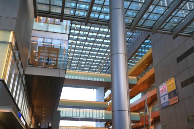 Modern alışveriş merkezinin içi. 