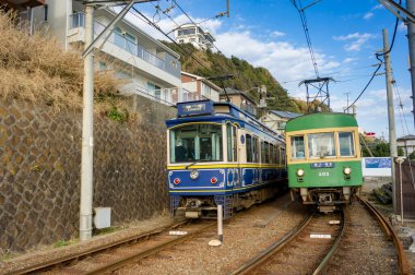 Şehirde hareket eden trenlerin görüntüsü 