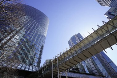 bahar ağaçları ve modern şehir mimarisi, Tokyo, Japonya. Gökdelenler mavi gökyüzüne karşı güneşli bir günde 