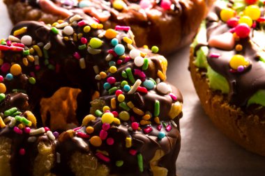 Kremalı ve serpiştirilmiş renkli donutlar. 