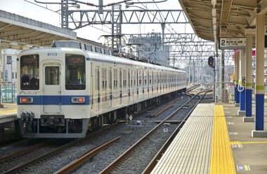 Tren istasyonu arkaplan görünümünde tren 