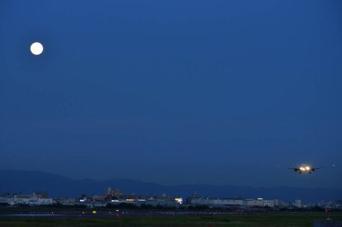 Aydınlatan dolunaylı karanlık gece göğü 