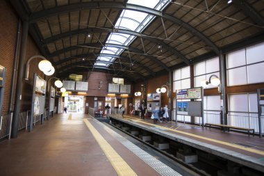 Japonya 'daki şehir metro istasyonundaki insanlar.              