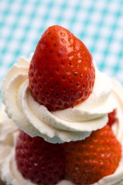 Kremalı çilek, tatlı.