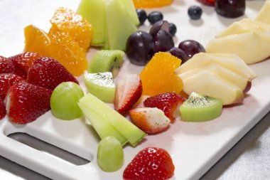 Masadaki meyve salatası. 