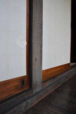 Ahşap duvar paneli doku ve mimari ayrıntıları gösteriyor