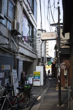 Japon şehrinde eski binaların olduğu dar cadde manzarası