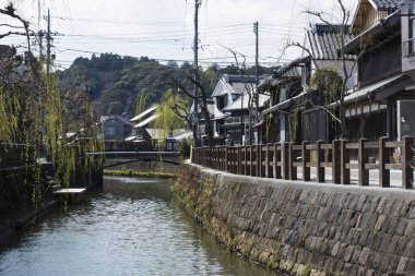 Japon kasabasındaki eski sokak kanalı. 