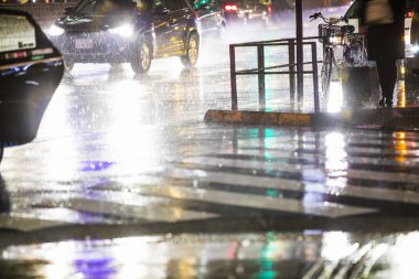 Yağmurlu havalarda şehirde trafik