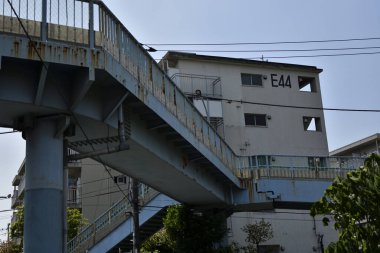 Bina, kentsel alandaki yaya köprüsü ile bağlandı