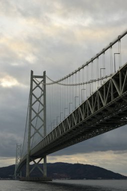 Gün batımında Japonya 'daki köprünün en alt görüntüsü