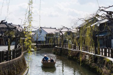 Japon kasabasındaki eski sokak kanalı. 