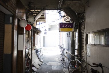 Japon şehrinde eski binaların olduğu dar cadde manzarası