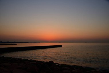 Deniz manzarası üzerinde güzel bir gün batımı 