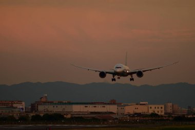 Yolcu uçağı gün batımı gökyüzünde