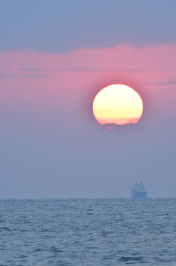 Deniz manzarası üzerinde güzel bir gün batımı 