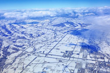 Bulutların üstündeki ufuk çizgisi görünümü Hava uçağından gelen bulanık arkaplan.