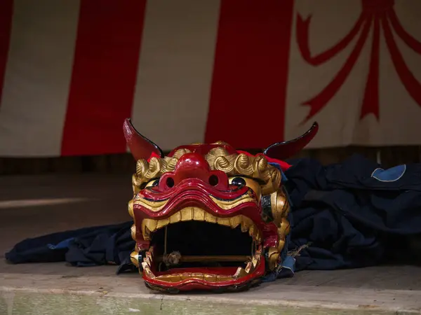 Ejderhanın Kırmızı Maskesi Asya Kültürünün Geleneksel Sembolü — Stok fotoğraf