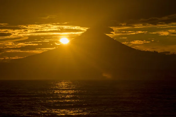 Hermosa Puesta Sol Sobre Las Montañas Costa Del Mar —  Fotos de Stock