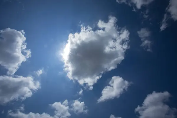 Hermosas Nubes Sobre Fondo Azul Del Cielo —  Fotos de Stock