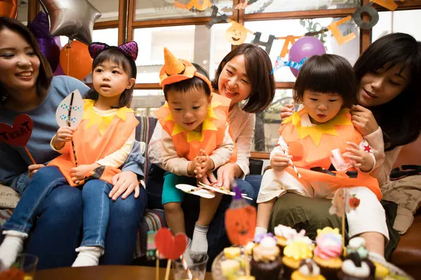 Asiático Jóvenes Madres Lindo Poco Niños Celebrando Halloween —  Fotos de Stock