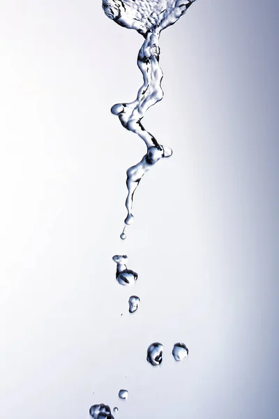 Gießen Sauberen Wassers Gegen Gradienten Licht Hintergrund — Stockfoto