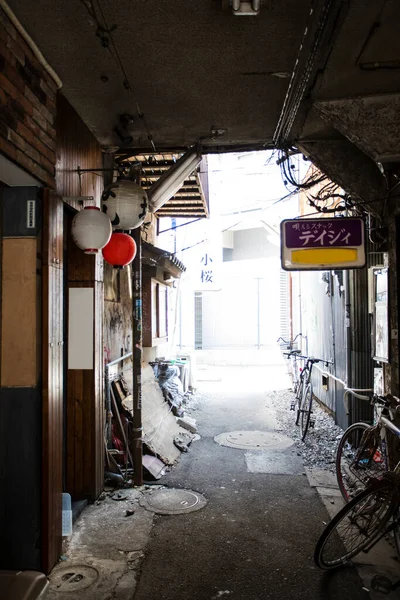 Vue Sur Rue Étroite Avec Vieux Bâtiments Dans Ville Japonaise — Photo