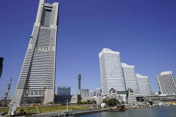 Modern Stadsarkitektur Tokyo Japan Skyskrapor Mot Blå Himmel Solig Dag — Stockfoto