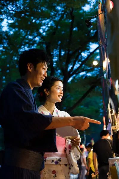 Young Japanese Couple Wearing Traditional Kimono Evening Park — Stock Photo, Image