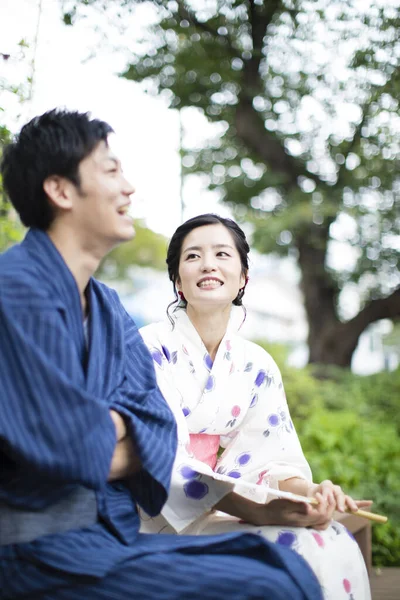Young Japanese Couple Wearing Traditional Kimono Summer Park — Stock Photo, Image