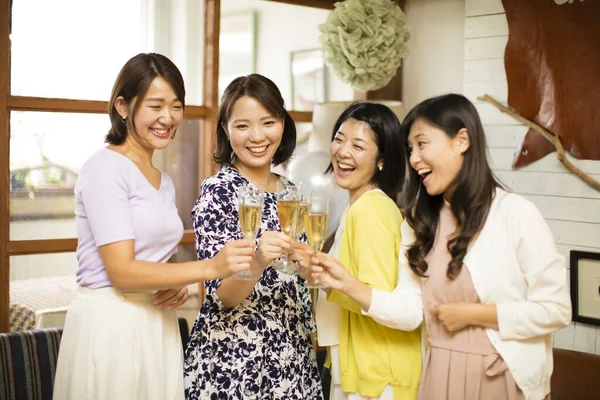 Šťastné Mladé Asijské Ženy Pití Šampaňského Párty — Stock fotografie