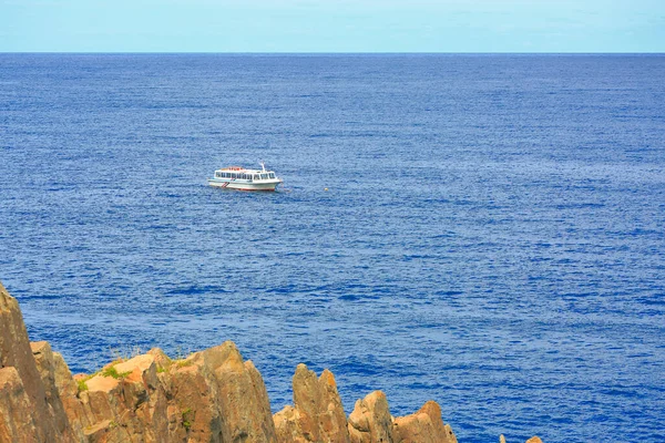 Vista Del Barco Mar Costa Rocosa — Foto de Stock