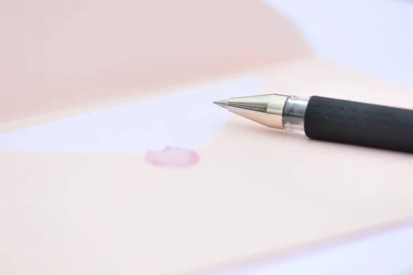 Close Weergave Van Roze Envelop Met Pen — Stockfoto
