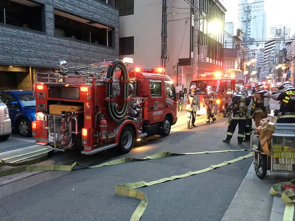 İtfaiyeciler, Japonya 'daki yangını söndürüyor.